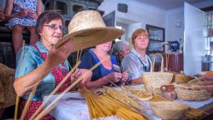 Produkcija Bakster -  Pavletova hiša v Krašnji in pletenje slamnatih kit (1)